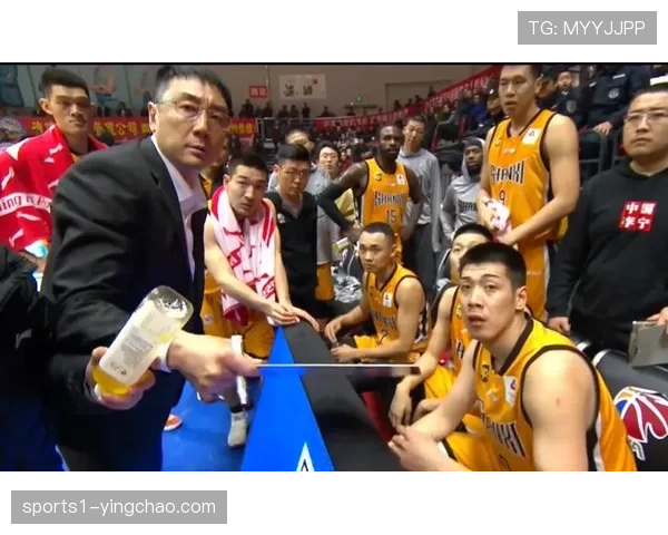 李楠定海神针作用显现 暂停期间战术板指导改变比赛走势